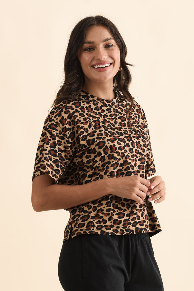Vena Brown Animal Cotton Tee,Brunette model,alt text|model:Brontie image 4