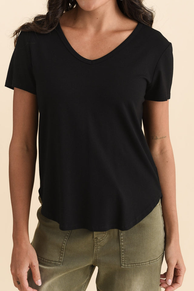 Veronica Black Bamboo Tee,Brunette model,alt text|model:Brontie image 7