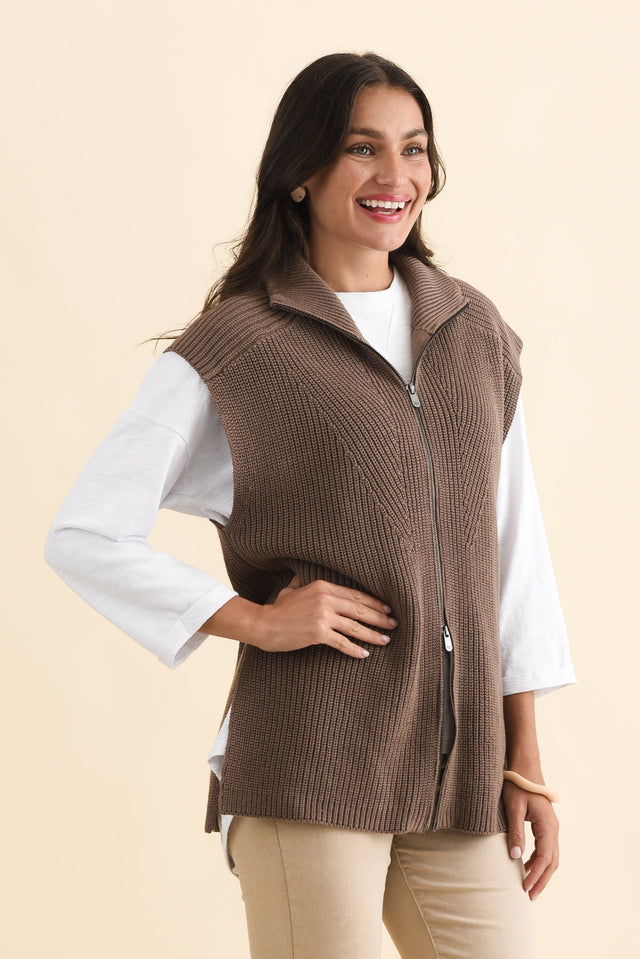 alt text|model:Brontie image 3