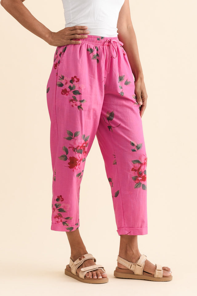 alt text|model:Cara image 3