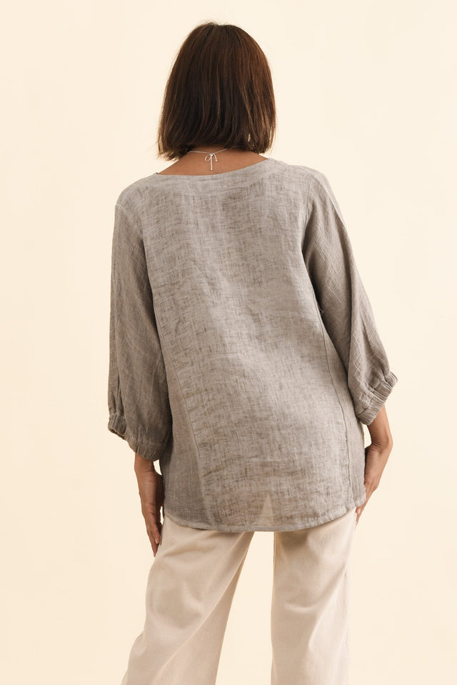 Ziola Taupe Linen Cotton Top,Brunette model,alt text|model:Cara image 5