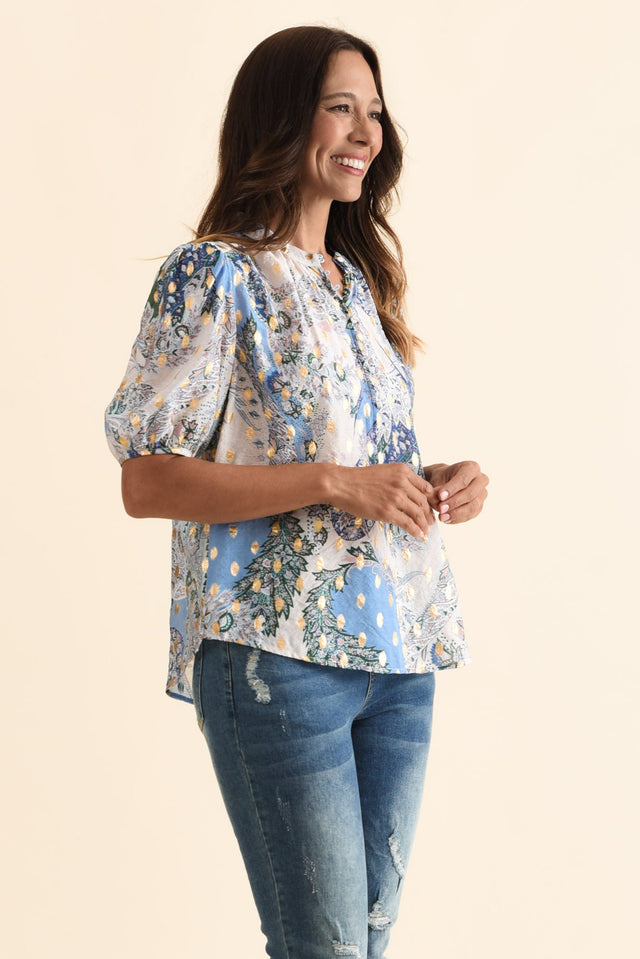 alt text|model:Cara image 3