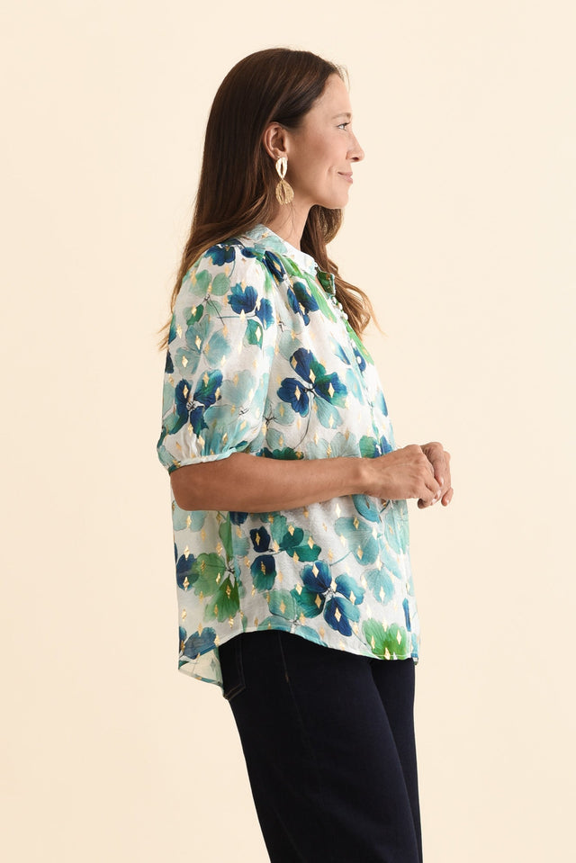 alt text|model:Cara image 3