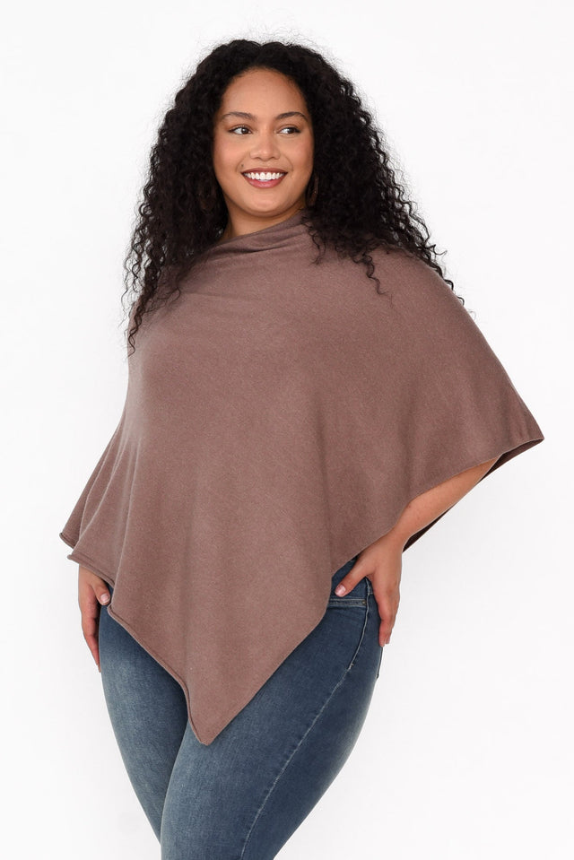 plus-size,plus-size-winter-clothing,plus-size-outerwear,plus-size-ponchos  alt text|model:Maiana