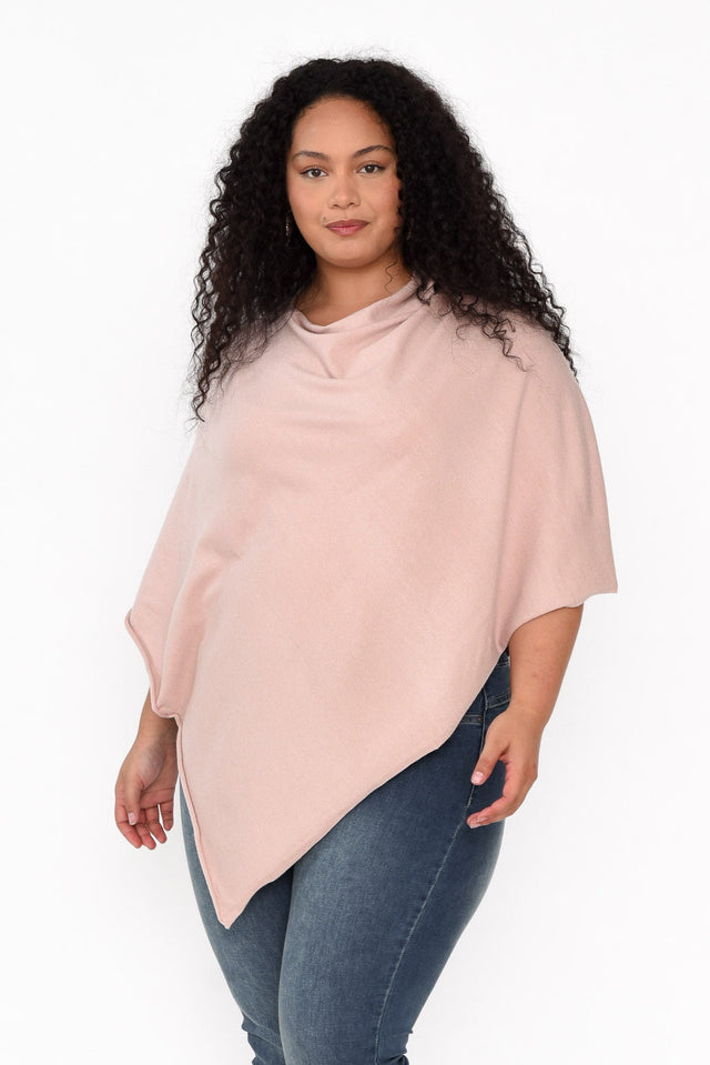 plus-size,plus-size-winter-clothing,plus-size-outerwear,plus-size-ponchos  alt text|model:Maiana