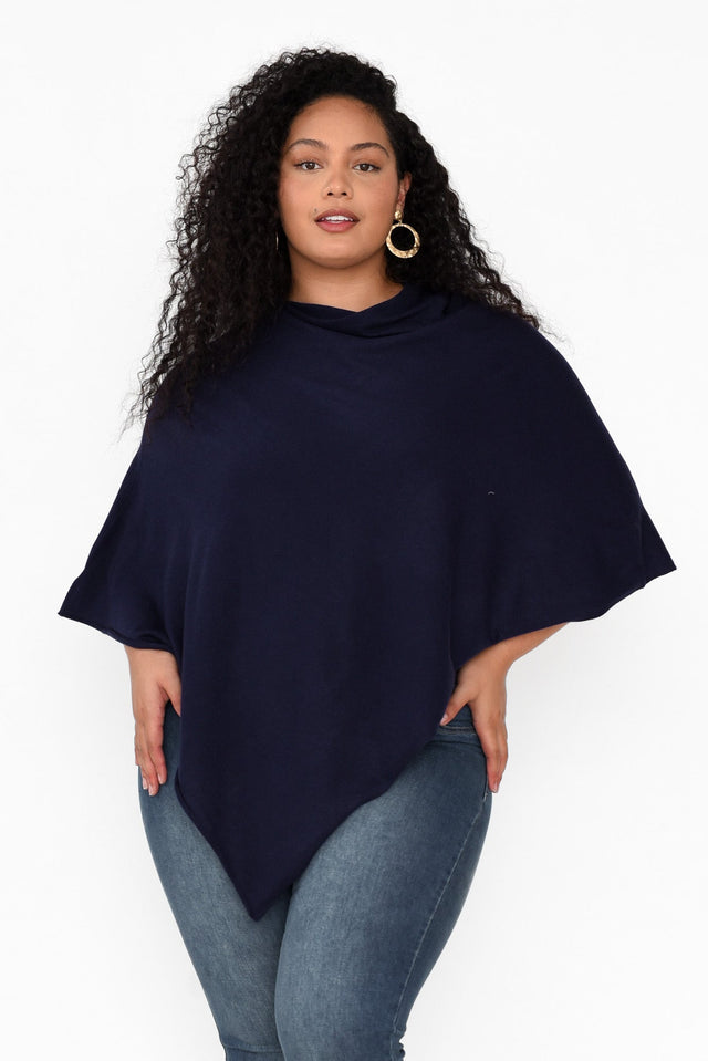 plus-size,plus-size-winter-clothing,plus-size-outerwear,plus-size-ponchos  alt text|model:Maiana