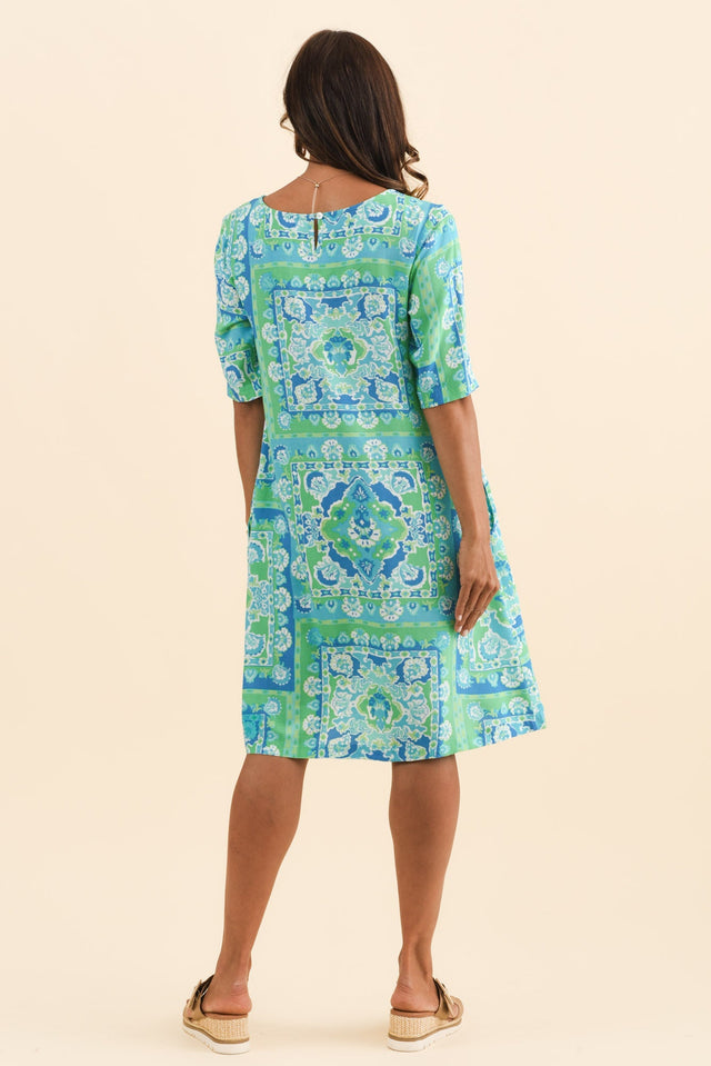 alt text|model:Cara image 4