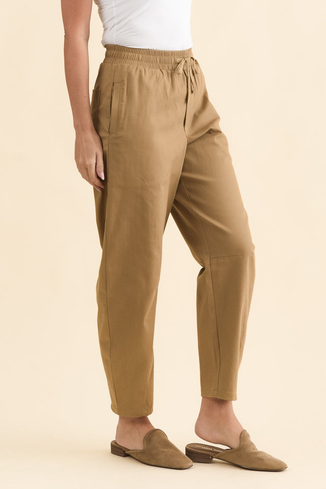 Andy Camel Cotton Barrel Pants,Brunette model,alt text|model:MJ image 5