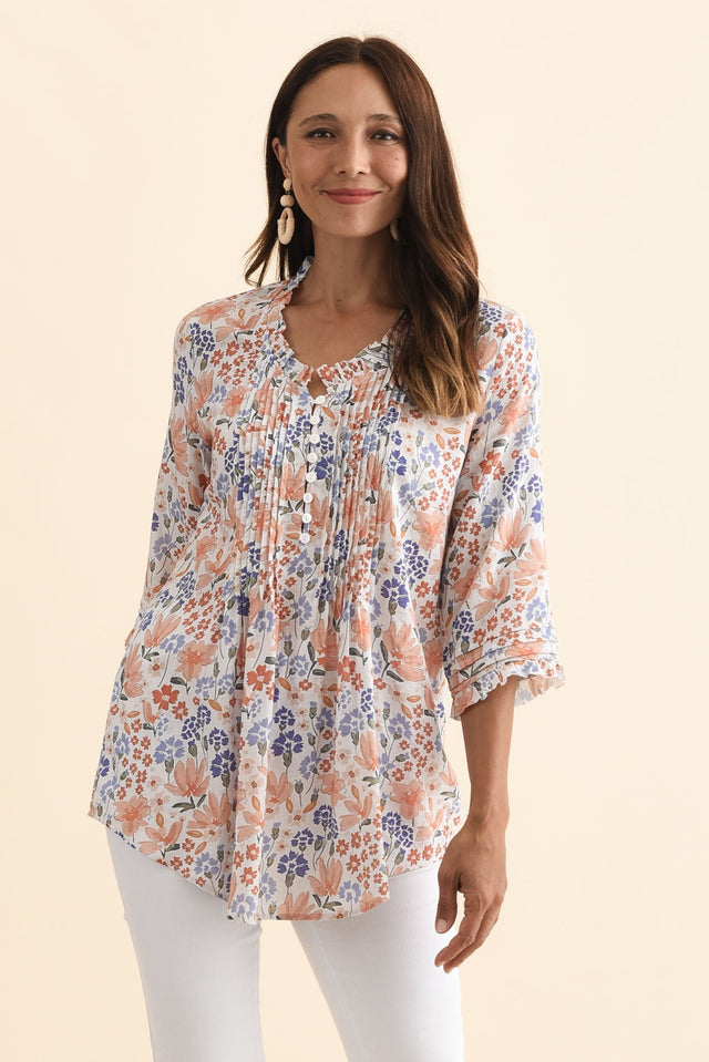 alt text|model:Cara image 1