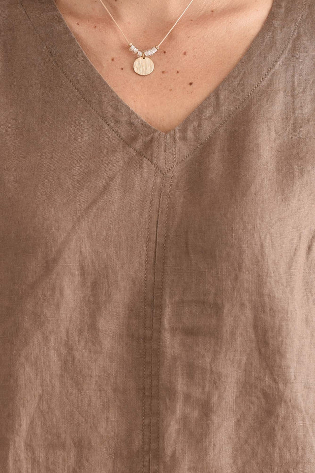 Anna Mocha Linen V Neck Top,Detail,Brunette model,alt text|model:MJ image 5