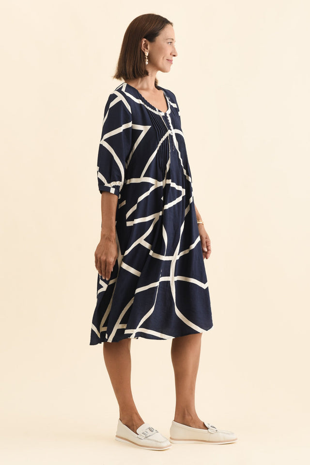 alt text|model:Cara image 3