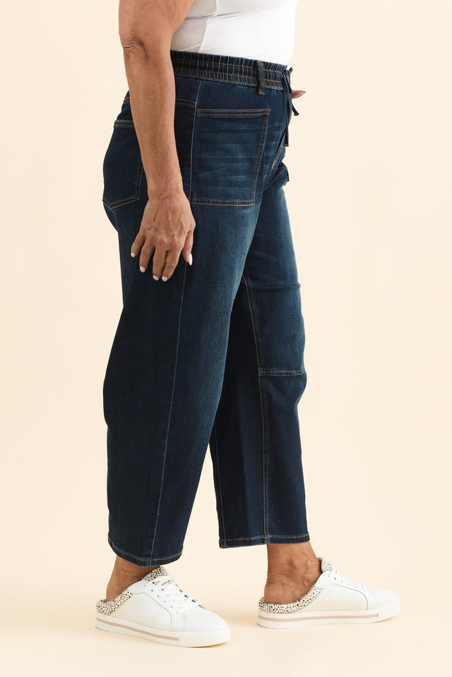 BB Barrel Dark Blue Jeans,Brunette model,alt text|model:Pilita image 11