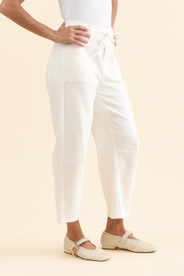 BB Barrel White Jeans,Side,Brunette model,alt text|model:Brontie image 5