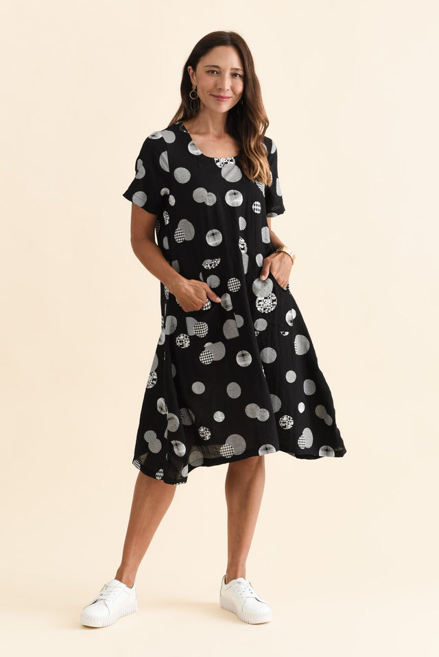 alt text|model:Cara image 3