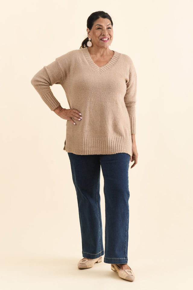 Brilla Natural V Neck Jumper,Brunette model,alt text|model:Pilita image 10