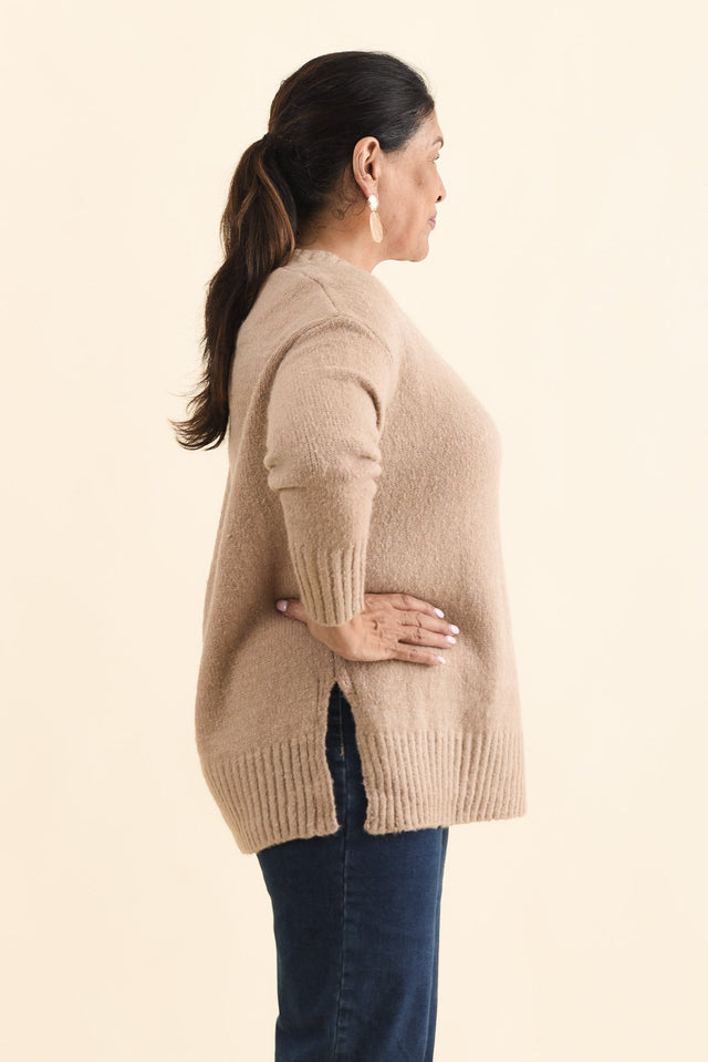 Brilla Natural V Neck Jumper,Brunette model,alt text|model:Pilita image 11