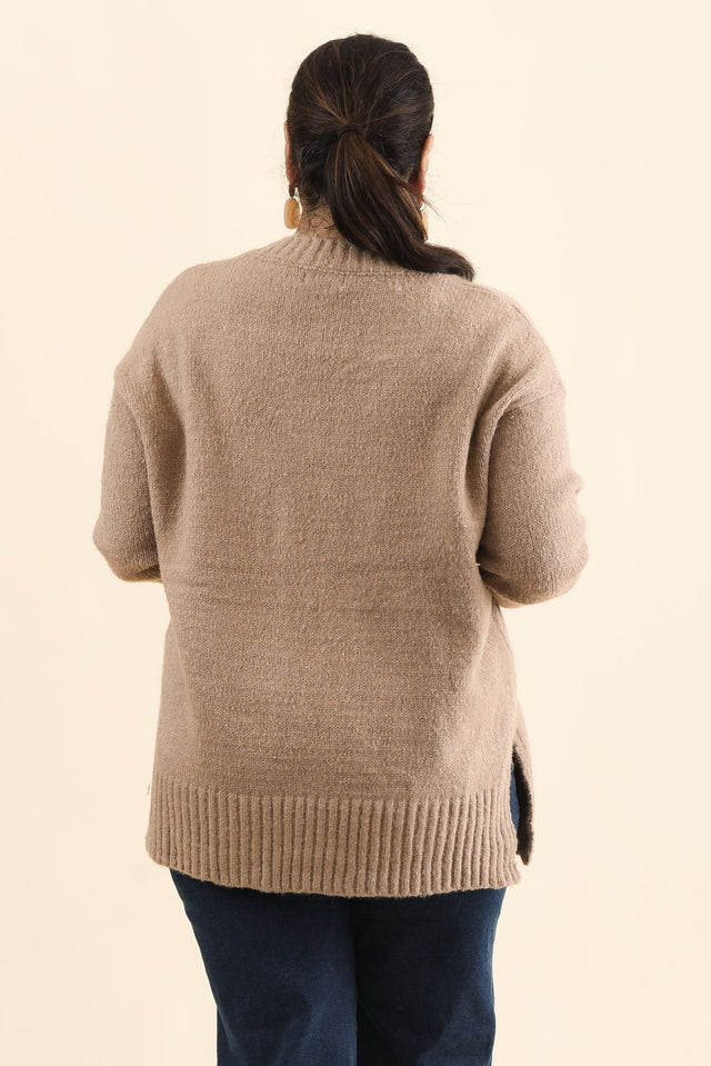 Brilla Natural V Neck Jumper,Brunette model,alt text|model:Pilita image 12
