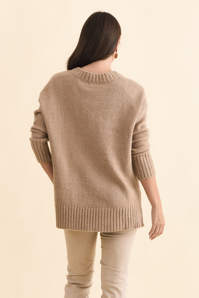 Brilla Natural V Neck Jumper,Brunette model,alt text|model:MJ image 6