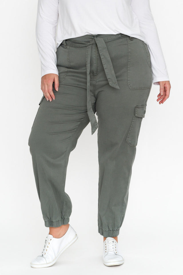 plus-size,curve-bottoms,plus-size-pants,alt text|model:Caitlin;wearing:20