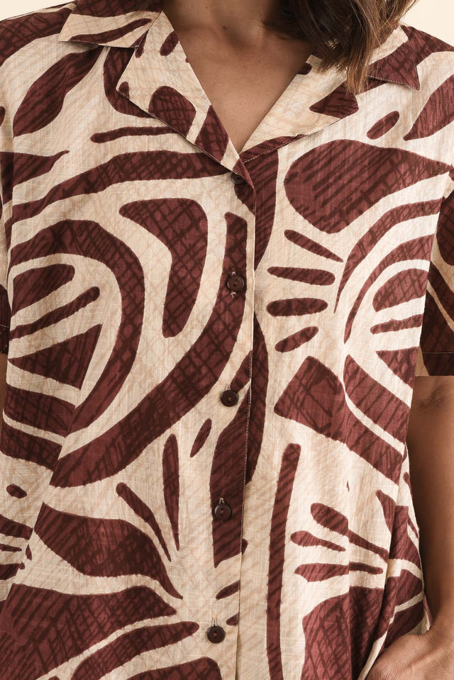 Cara Rust Abstract Cotton Collared Top,Detail,Brunette model,alt text|model:Cara image 5