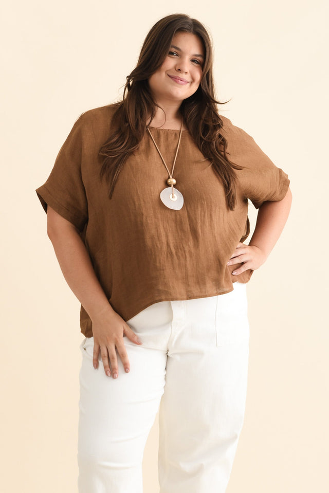 plus-size,curve-tops,plus-size-sleeved-tops,plus-size-linen-tops,alt text|model:Gabby