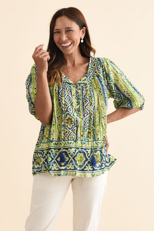 alt text|model:Cara image 1