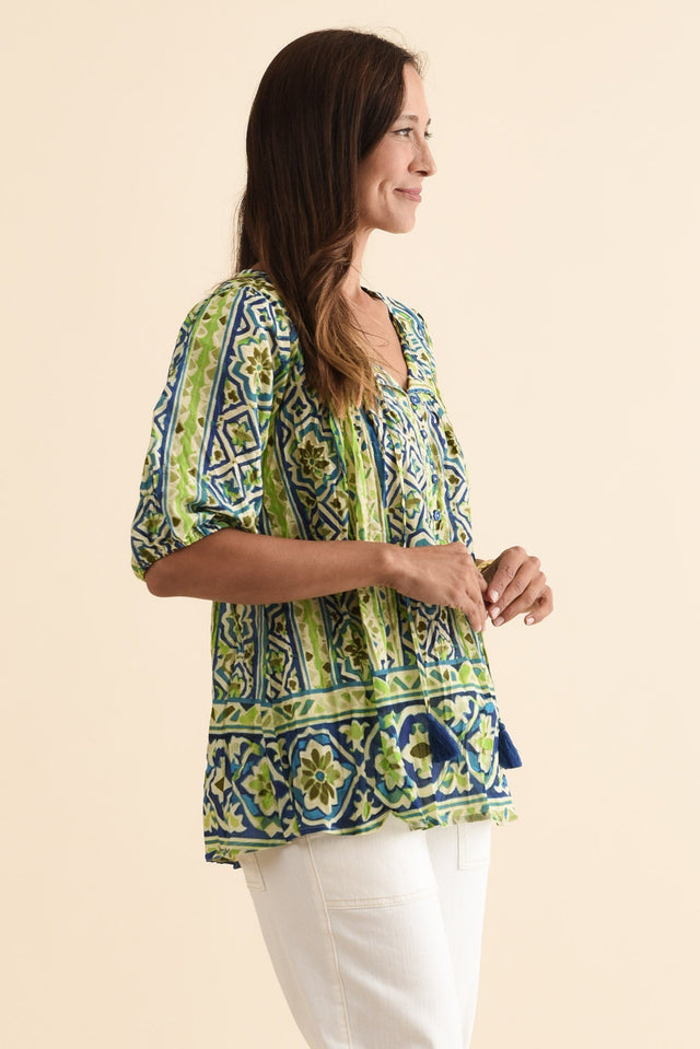 alt text|model:Cara image 3