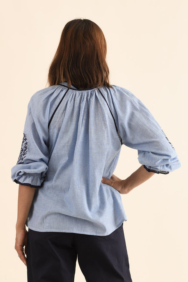 Doppio Blue Flower Cotton Tassel Top,Back,Brunette model,alt text|model:Cara image 4