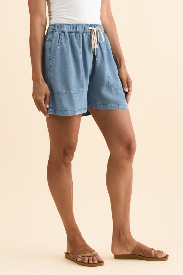 alt text|model:Cara image 3