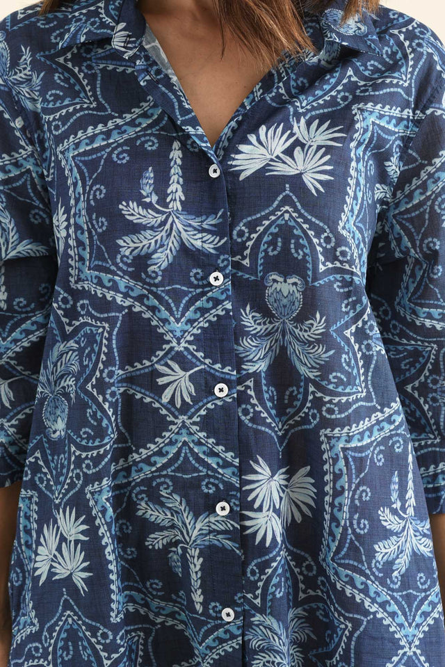Emis Blue Palm Cotton Shirt Dress,Detail,Brunette model,alt text|model:Cara image 5
