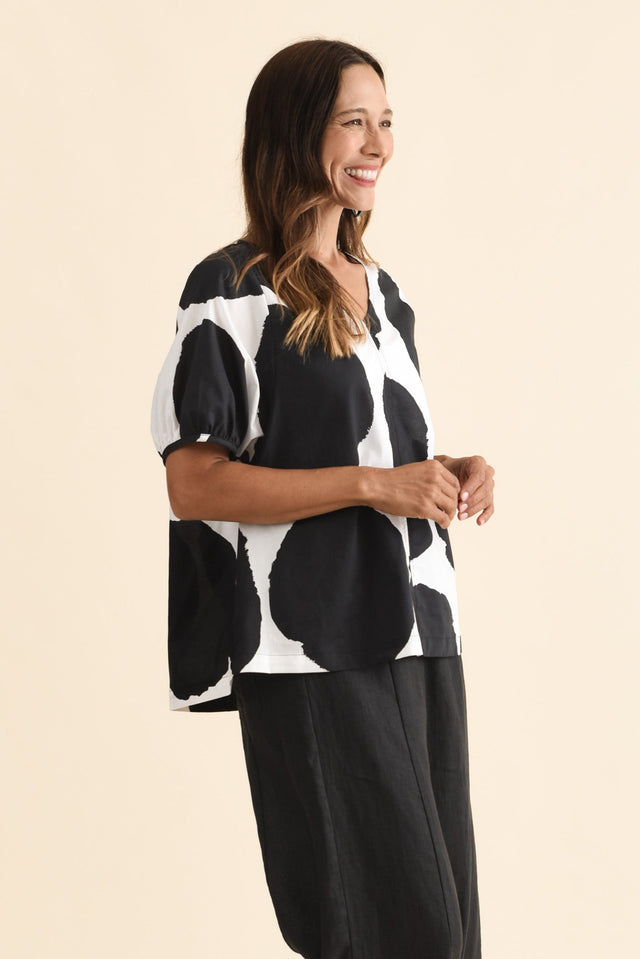 alt text|model:Cara image 4