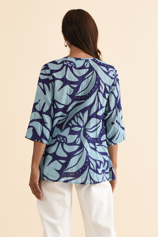 Fia Blue Botanical Sleeved Crinkle Cotton Top,Brunette model,alt text|model:Cara image 4