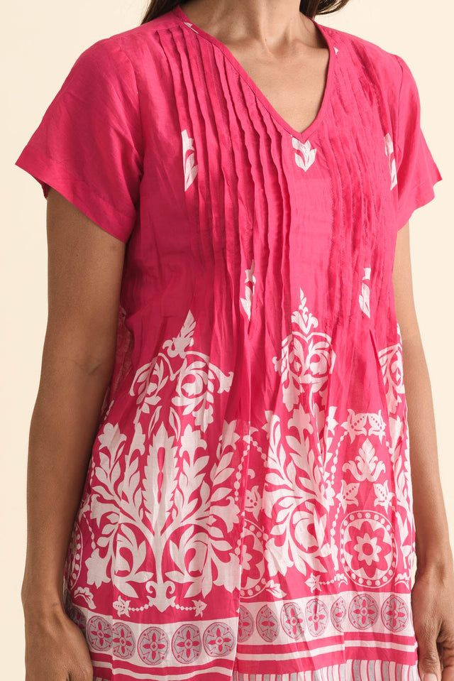 Fia Fuchsia Abstract Crinkle Cotton Top,Brunette model,alt text|model:Cara image 6