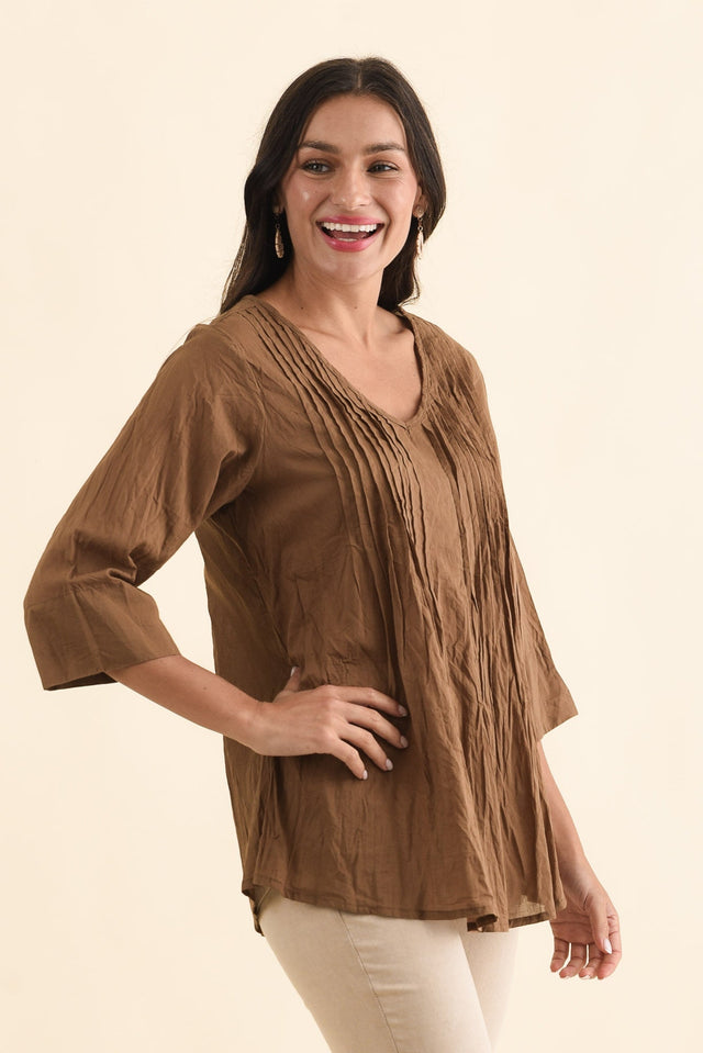 Fia Mocha Sleeved Crinkle Cotton Top,Brunette model,alt text|model:Brontie image 5