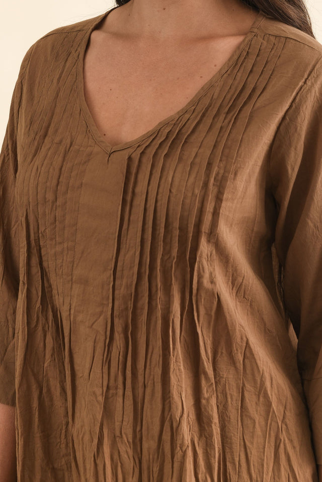 Fia Mocha Sleeved Crinkle Cotton Top,Brunette model,alt text|model:Brontie image 7