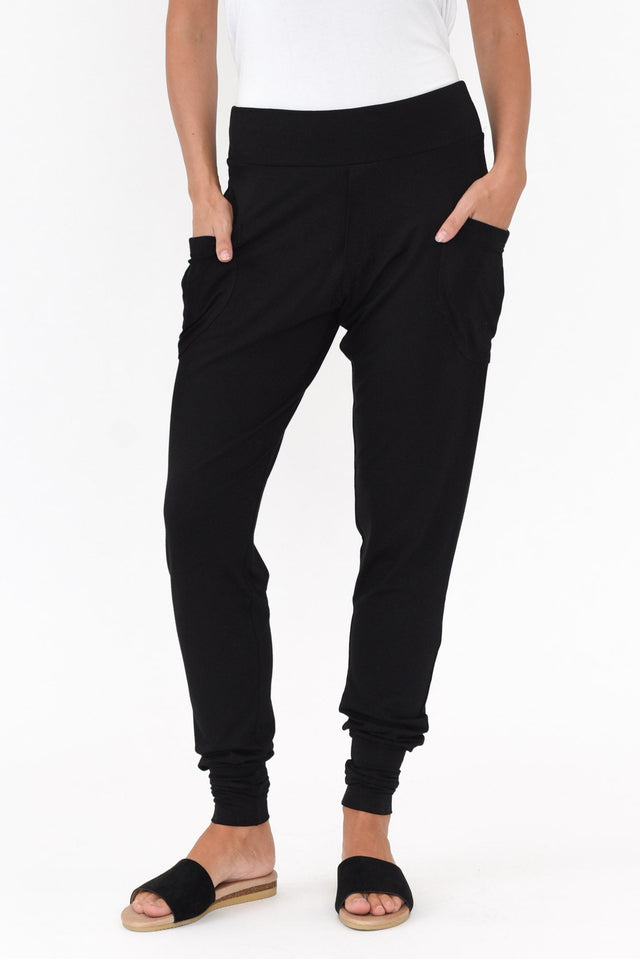 Gaga Black Bamboo Sweat Pant    alt text|model:MJ