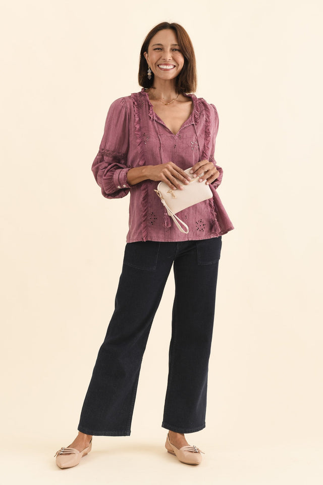 alt text|model:Cara image 2