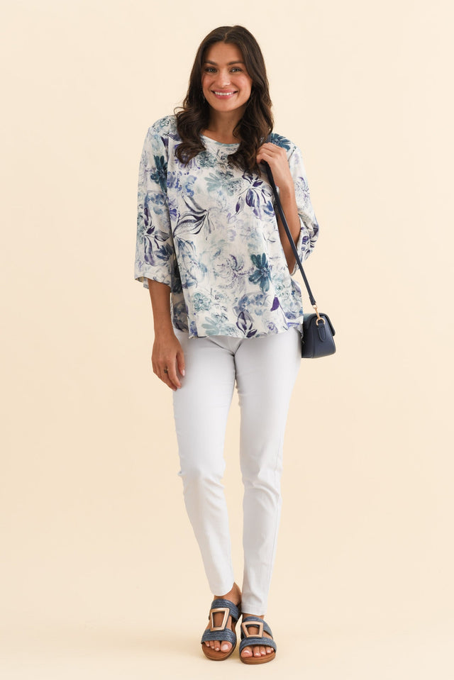 Hepburn Blue Garden Linen Blend Top,Brunette model,alt text|model:Brontie image 3
