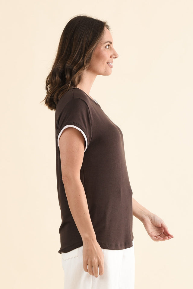 Izzy Chocolate Contrast Trim Tee,Side,Brunette model,alt text|model:MJ image 3