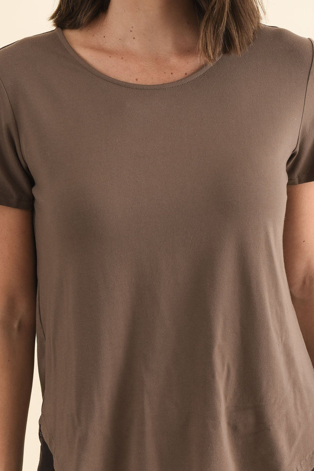 Janis Chocolate Bamboo Tee,Brunette model,alt text|model:MJ image 6