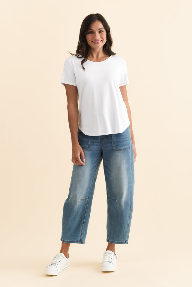 Janis White Bamboo Tee,Brunette model,alt text|model:Brontie image 9