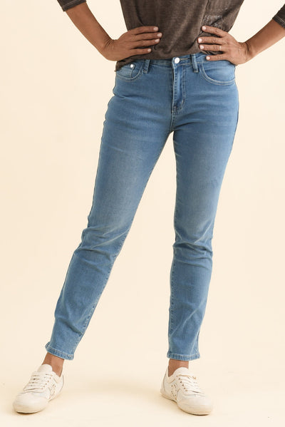 Kairi Blue Cotton Jeans,Brunette model,alt text|model:Cara