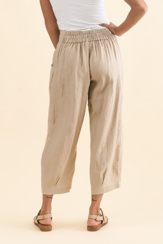 Lassie Beige Linen Barrel Pants,Brunette model,alt text|model:Brontie image 5