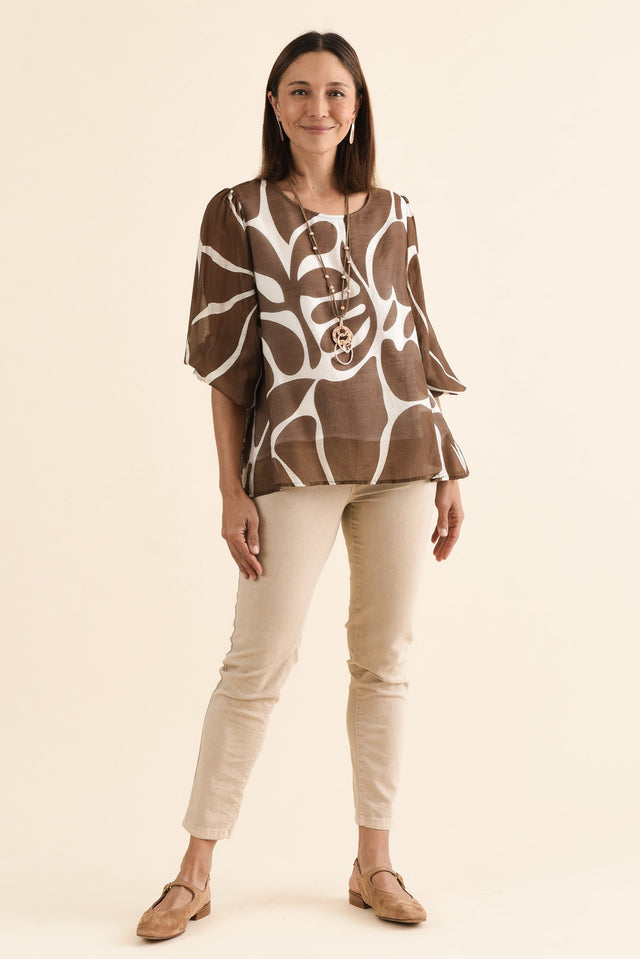Lenah Mocha Abstract Sleeved Top,Full Body,Brunette model,alt text|model:Cara image 6