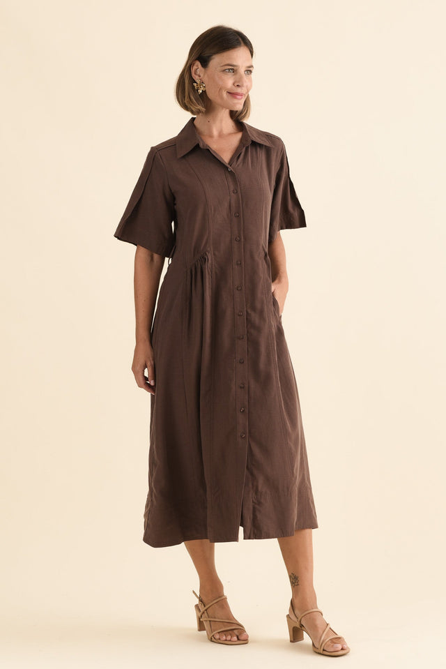 Leo Chocolate Shirt Dress,Side,Brunette model,alt text|model:Laura image 3