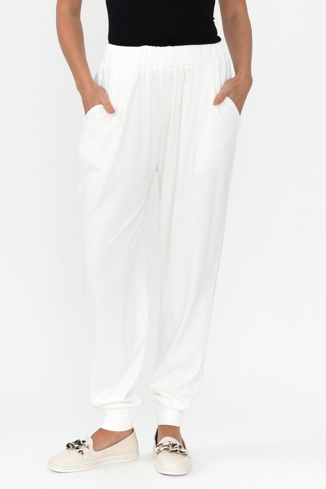 Lune White Everyday Pants length_Full rise_High print_Plain colour_White PANTS  alt text|model:MJ;wearing:S image 1