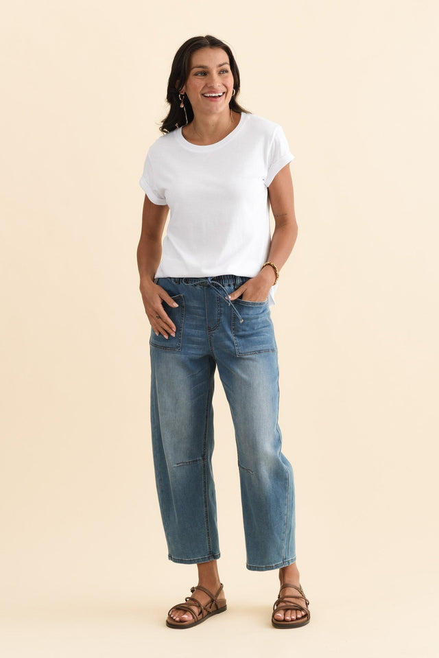 Manly White Cotton Tee,Brunette model,alt text|model:Brontie image 9