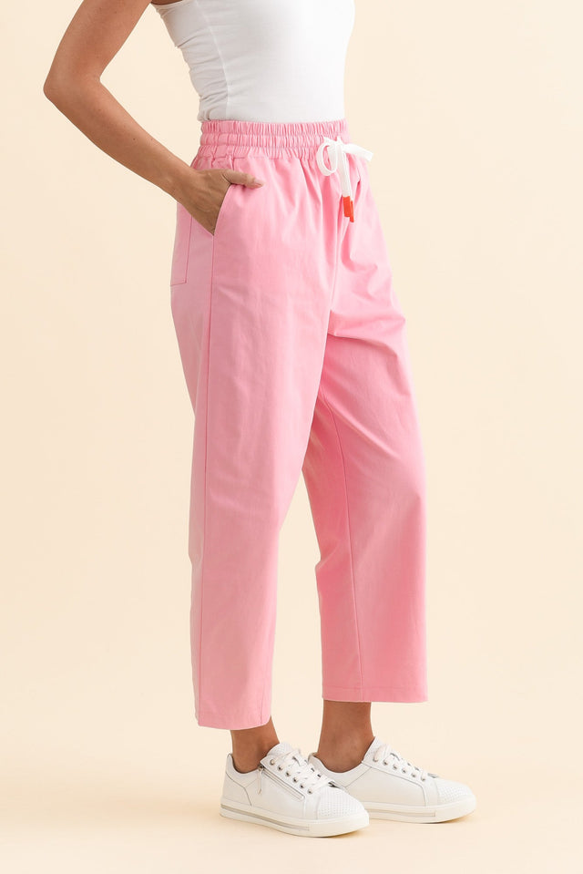 Martin Pink Cotton Barrel Pants,Brunette model,alt text|model:MJ image 4