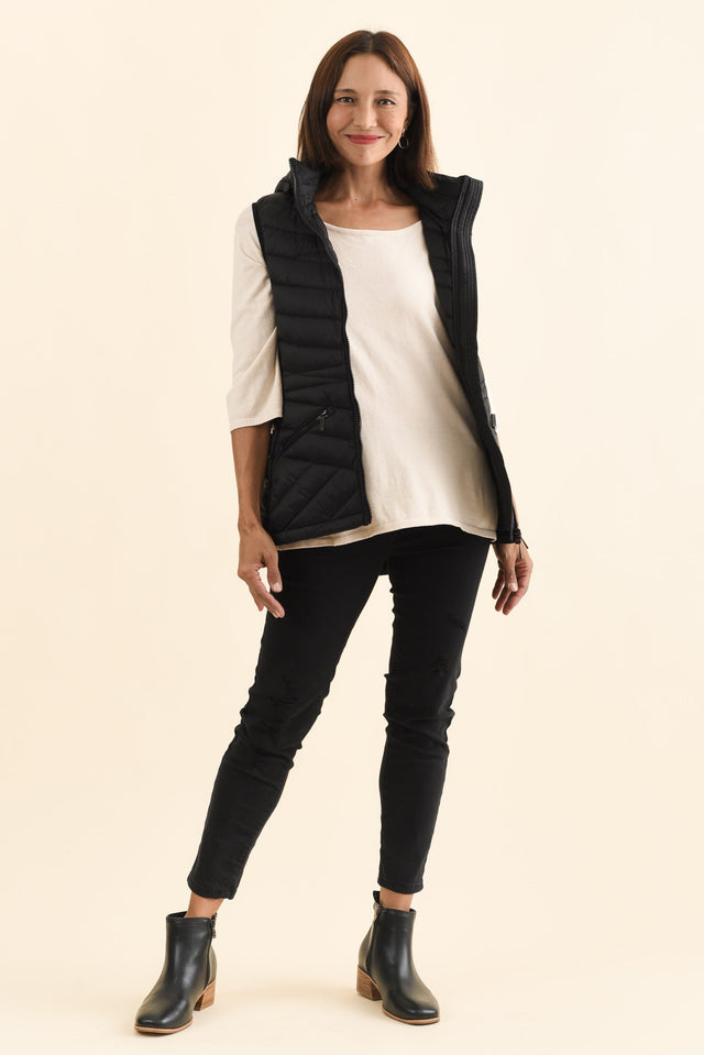 alt text|model:Cara image 3