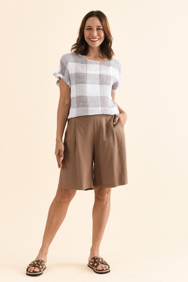 Minette Mocha Pocket Shorts,Full Body,Brunette model,alt text|model:Cara image 8